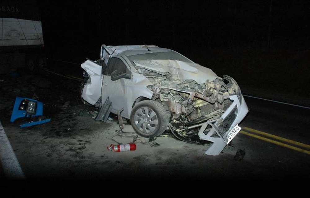 Ir para  <p>Um acidente aconteceu pouco antes das 20h deste domingo na RS 135, pr&oacute;ximo ao Cemit&eacute;rio Parque dos Ervais, em Erechim, e envolveu duas carretas e um autom&oacute;vel. Todos trafegavam no sentido Erechim...