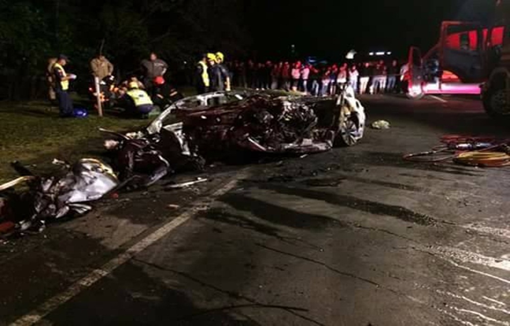 Ir para  <p>Um acidente grave tirou a vida de duas pessoas na noite deste s&aacute;bado (1), na BR 480, km 170, descida para o Goio- &Ecirc;n, que liga Chapec&oacute; ao Rio Grande do Sul. Os dois ocupantes do carro...