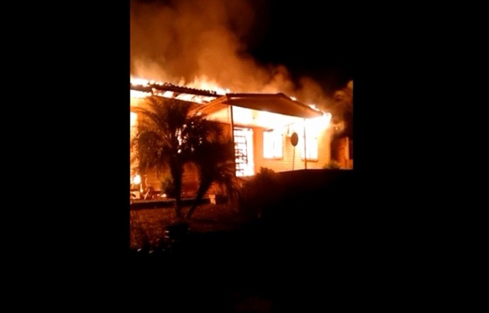 Ir para  <p>Um inc&ecirc;ndio destruiu mais uma casa no interior do munic&iacute;pio de Marcelino Ramos. Foi no in&iacute;cio da madrugada desta segunda-feira (03) no KM 3,5 da BR-153 no distrito de Coronel Teixeira, pr&oacute;ximo...