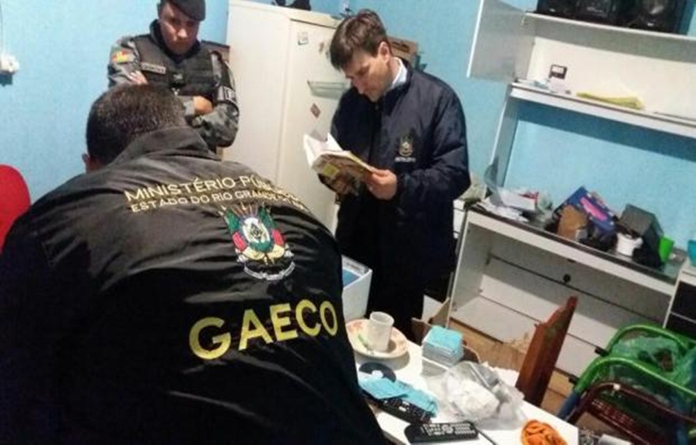 Ir para  <p>Opera&ccedil;&atilde;o conjunta de Minist&eacute;rio P&uacute;blico, Brigada Militar e Pol&iacute;cia Civil cumpre 35 mandados de pris&atilde;o preventiva e 37 mandados de busca e apreens&atilde;o em Cachoeira...