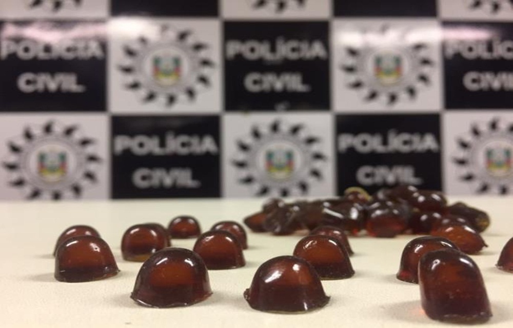 Ir para  <p>Policiais civis da 2&ordf; delegacia de investiga&ccedil;&otilde;es do narcotr&aacute;fico preenderam uma droga sint&eacute;tica in&eacute;dita no Rio Grande do Sul. A apreens&atilde;o ocorreu durante...