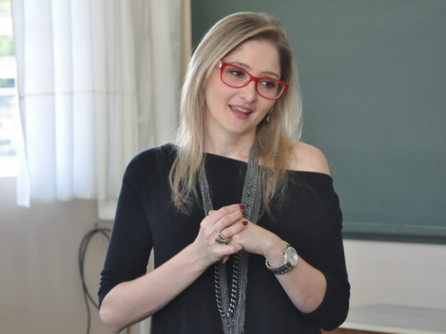 Ir para  <p><big>A Delegada de Pol&iacute;cia, Diana Zanatta, respons&aacute;vel pela Delegacia da Mulher de Erechim, falou com exclusividade &agrave; R&aacute;dio e Jornal&nbsp;Atmosfera&nbsp;para falar sobre...