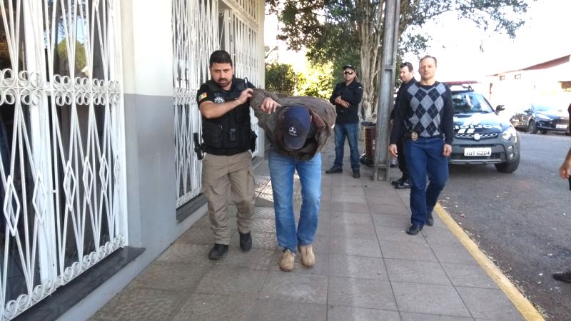 Ir para  <p><big>Policiais civis de seis cidades participaram de uma opera&ccedil;&atilde;o na manh&atilde; desta sexta-feira(7), desencadeada para localizar e prender a quadrilha que no fim do ano passado furtou de uma empresa da...