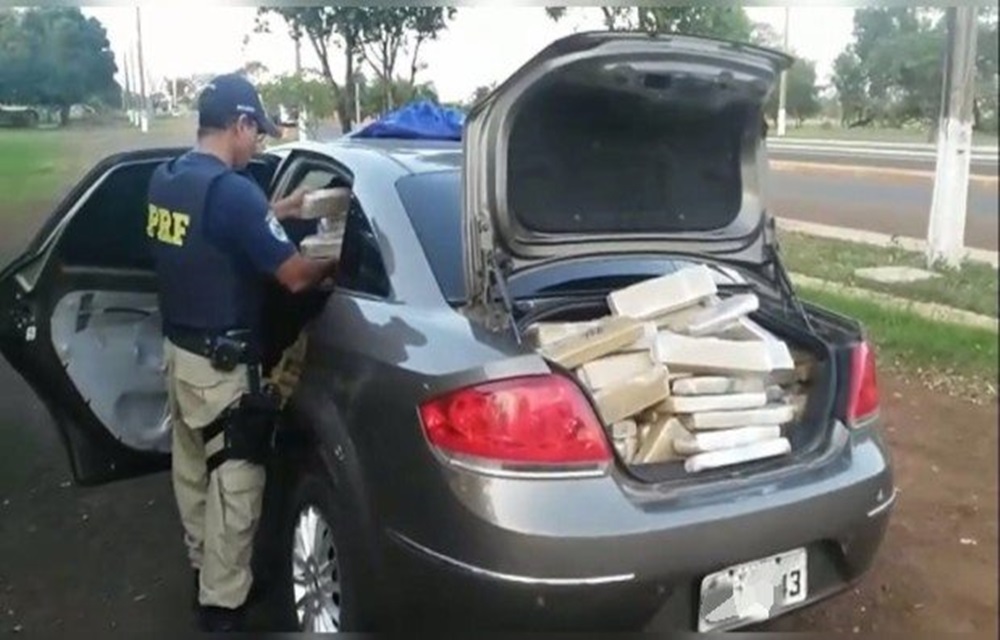 Ir para  <p>Persegui&ccedil;&atilde;o, tiros e at&eacute; pregos jogados na rodovia marcaram a apreens&atilde;o de 970 quilos de maconha em Guia Lopes da Laguna, a 234 quil&ocirc;metros de Campo Grande, neste domingo (09/07). Os...