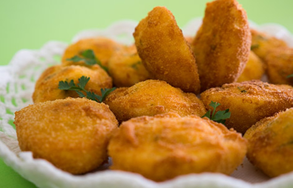 Ir para  <ul>
	<li>1 p&atilde;o (s&oacute; o miolo);</li>
	<li>6 ovos;</li>
	<li>1 colher de sopa de salsa picada;</li>
	<li>1 colher de ch&aacute; de margarina;</li>
	<li>1...