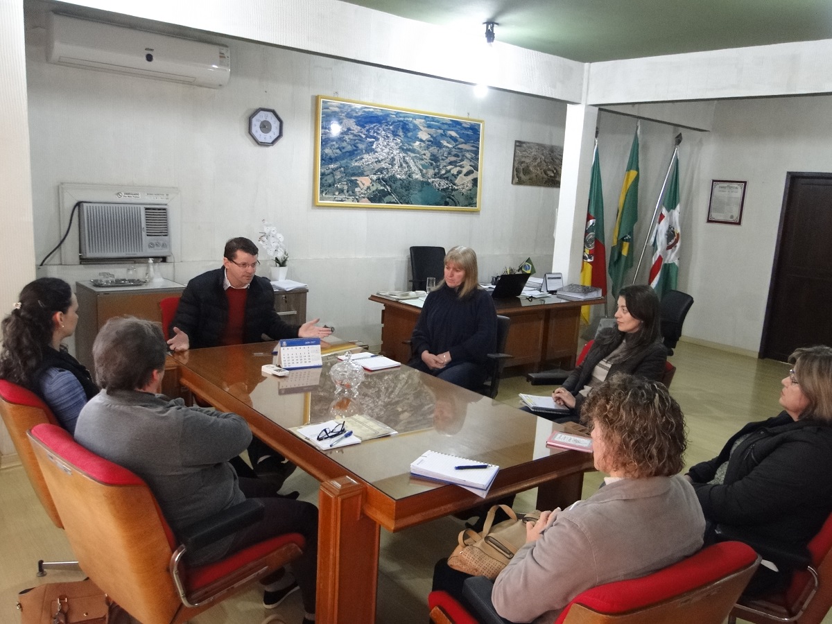 Ir para  <p><big>Na &uacute;ltima sexta feira (07), estiveram reunidos o Prefeito Municipal Leandro M&aacute;rcio Puton, a secret&aacute;ria de Educa&ccedil;&atilde;o, Cultura, Desporto e Turismo, Eliseth Pasquali Rosset, a...