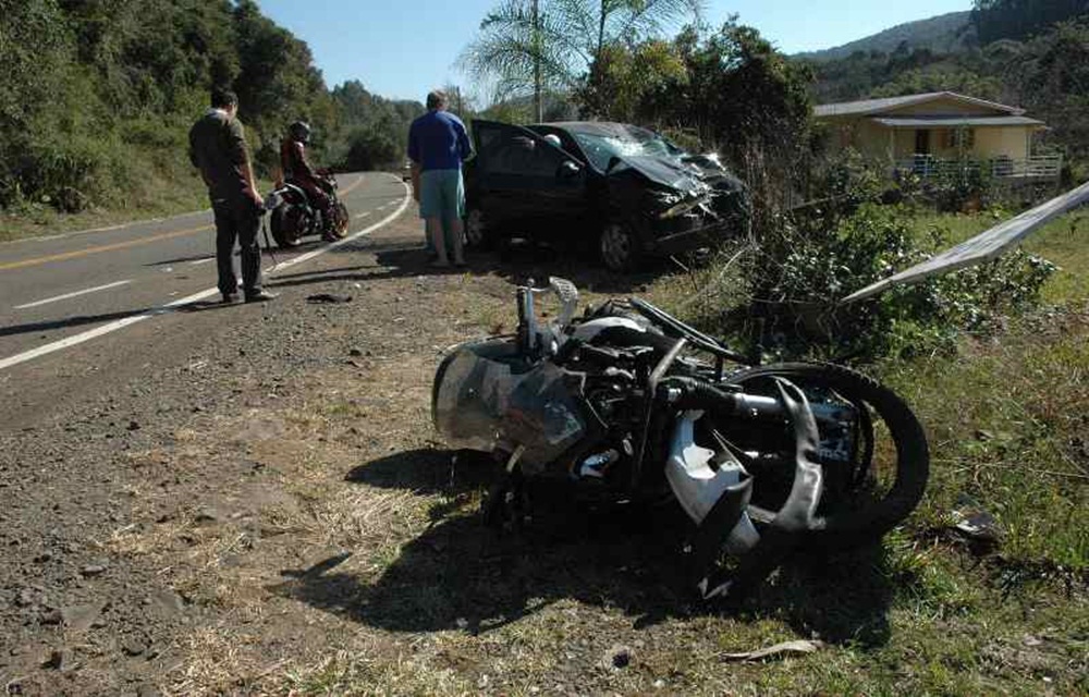 Ir para  <p>Um homem de 28 anos, que tripulava uma motocicleta com placas de Passo Fundo, resultou gravemente ferido ao bater de frente com um autom&oacute;vel no in&iacute;cio da tarde desta quinta-feira(13). O acidente aconteceu a poucos...