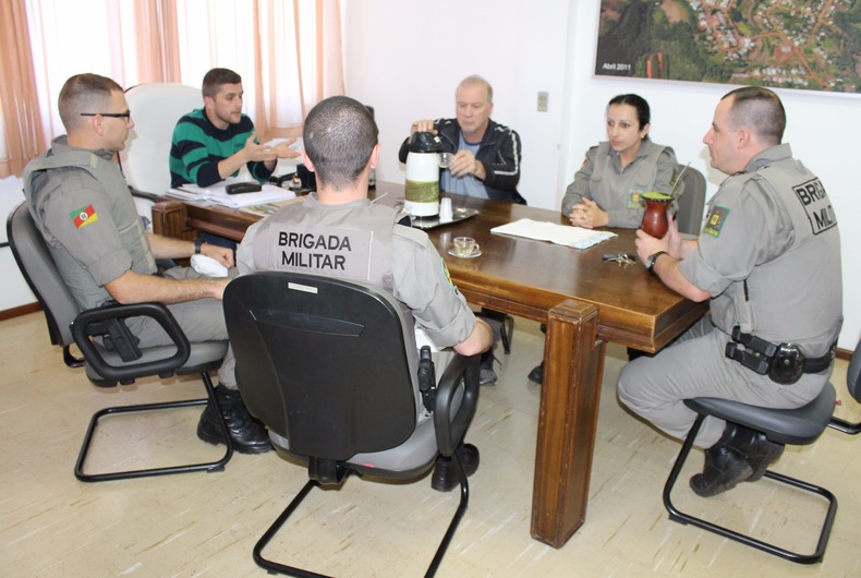 Ir para  <p><big>Na &uacute;ltima quarta-feira (26), chegaram em Viadutos para refor&ccedil;o da Brigada Militar mais dois policiais.</big></p>

<p><big>Eles foram recepcionados no Gabinete do Prefeito...
