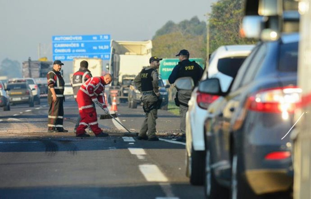 Ir para  <p>Acidente envolvendo v&aacute;rios ve&iacute;culos &ndash; incluindo carretas, &ocirc;nibus e carros &ndash;, na manh&atilde; desta ter&ccedil;a-feira, provocou pelo menos uma morte e bloqueou os dois sentidos...