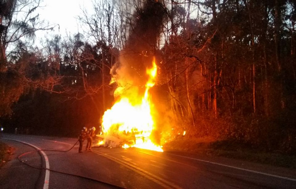 Ir para  <p>O &oacute;leo na pista pode ter sido a causa de um grave acidente que n&atilde;o acabou em trag&eacute;dia por detalhe. A batida envolveu uma motocicleta e um caminh&atilde;o, que explodiram ap&oacute;s o choque...