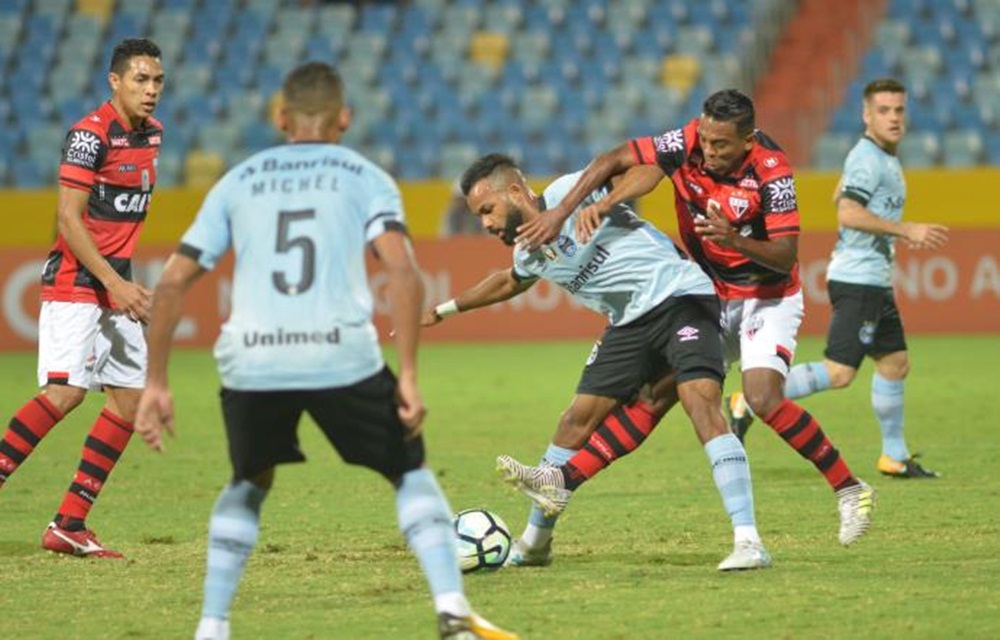 Ir para  <p>Mesmo jogando pouco, o Gr&ecirc;mio sofreu, mas conseguiu arrancar uma vit&oacute;ria do Atl&eacute;tico-GO por 1 a 0 na noite desta quarta-feira, em Goi&acirc;nia. O gol da partida foi marcado justamente por um...