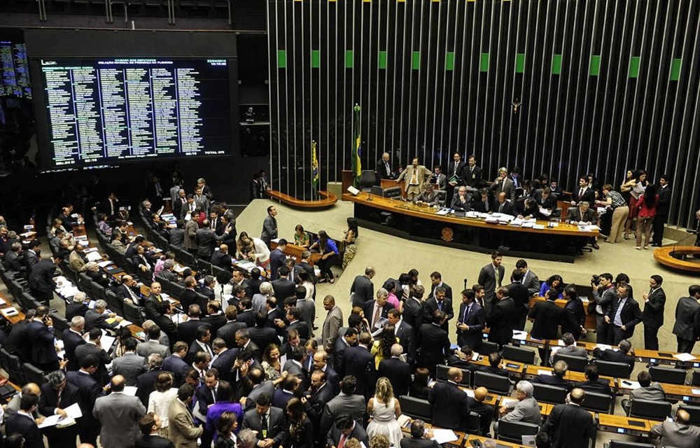 Ir para  <p>Est&aacute; tudo em todo lugar; no r&aacute;dio, na TV, nos jornais e na internet, mas parece n&atilde;o incomodar mais. A corrup&ccedil;&atilde;o descarada j&aacute; parece irrelevante. Como se assim fosse,...