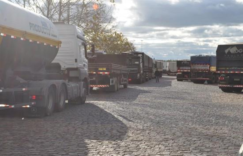 Ir para  <p>No quarto dia seguido de mobiliza&ccedil;&atilde;o, os caminhoneiros aut&ocirc;nomos seguem realizando mobiliza&ccedil;&otilde;es em estradas federais no Rio Grande do Sul. Na manh&atilde; desta sexta-feira...