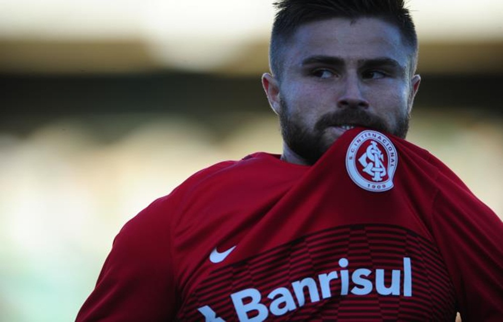 Ir para  <p>O Inter venceu o Guarani, em Campinas, no est&aacute;dio Brinco de Ouro da Princesa, por 2 a 0, e se aproximou do l&iacute;der Am&eacute;rica-MG. Com os tr&ecirc;s pontos somados neste s&aacute;bado, o Colorado...