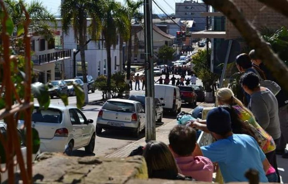 Ir para  <p>Duas ag&ecirc;ncias banc&aacute;rias de Fontoura Xavier, no norte do Estado, foram assaltadas na tarde desta segunda-feira. Conforme a Brigada Militar, os criminosos fizeram um cord&atilde;o humano com clientes e com pessoas...