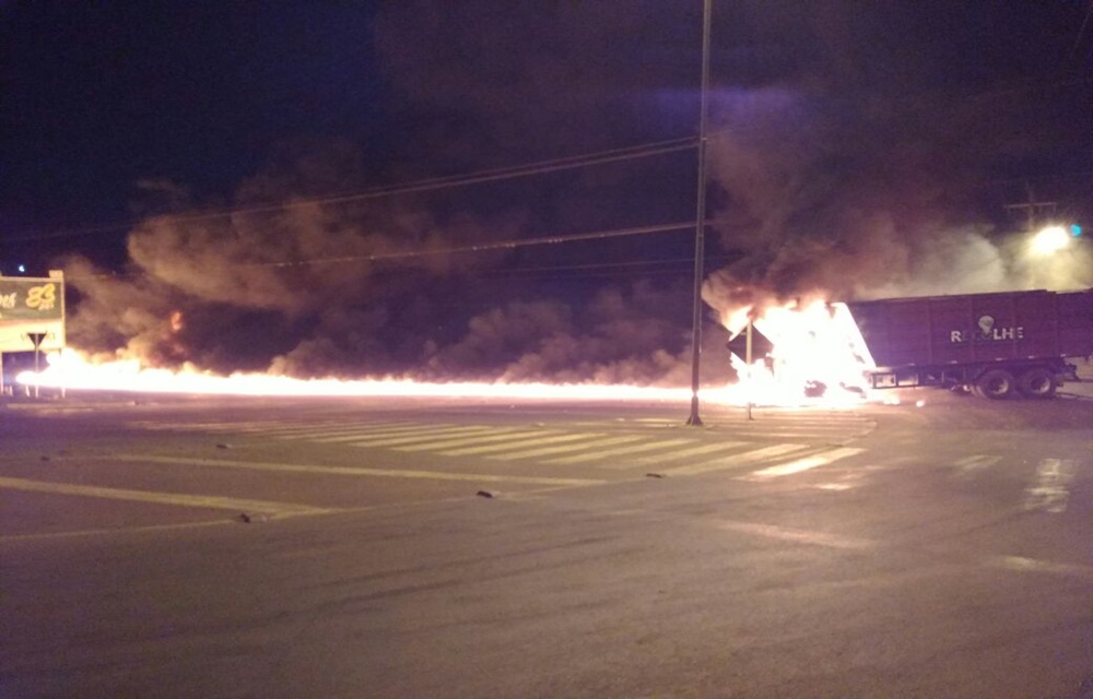 Ir para  <p>Um acidente na noite desta segunda-feira( 0)7, no trevo de acesso ao Bairro dos Estados, em Conc&oacute;rdia, resultou em ferimentos graves no condutor da moto e inc&ecirc;ndio dos ve&iacute;culos. Foi uma colis&atilde;o...