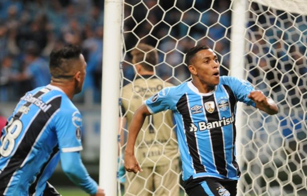 Ir para  <p>O Gr&ecirc;mio sofreu mais que o esperado, mas bateu o Godoy Cruz por 2 a 1 na noite desta quarta-feira na Arena e garantiu classifica&ccedil;&atilde;o para as quartas de final da Libertadores. Em uma noite em que os...