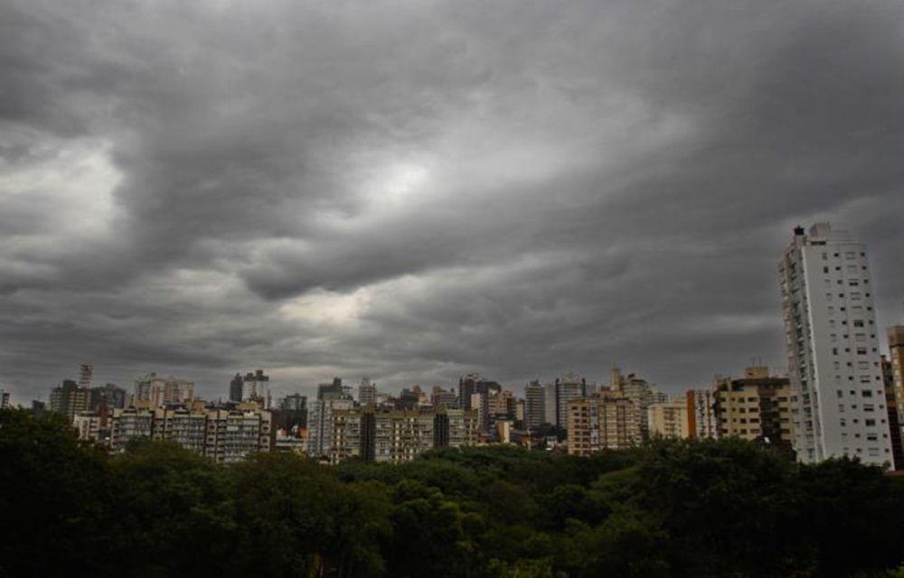 Ir para  <p>A quinta-feira come&ccedil;a fria no Rio Grande do Sul, mas contar&aacute; com a presen&ccedil;a do sol e nuvens, o que deve elevar a temperatura durante o dia. O vento se intensifica com rajadas em algumas localidades e...