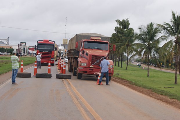 Ir para  <p><big>Caminhoneiros foram ao Senado pedir apoio para tentar derrubar o decreto do governo federal que aumentou al&iacute;quota de PIS/Cofins que incide sobre os combust&iacute;veis. Com a medida, o &oacute;leo diesel...