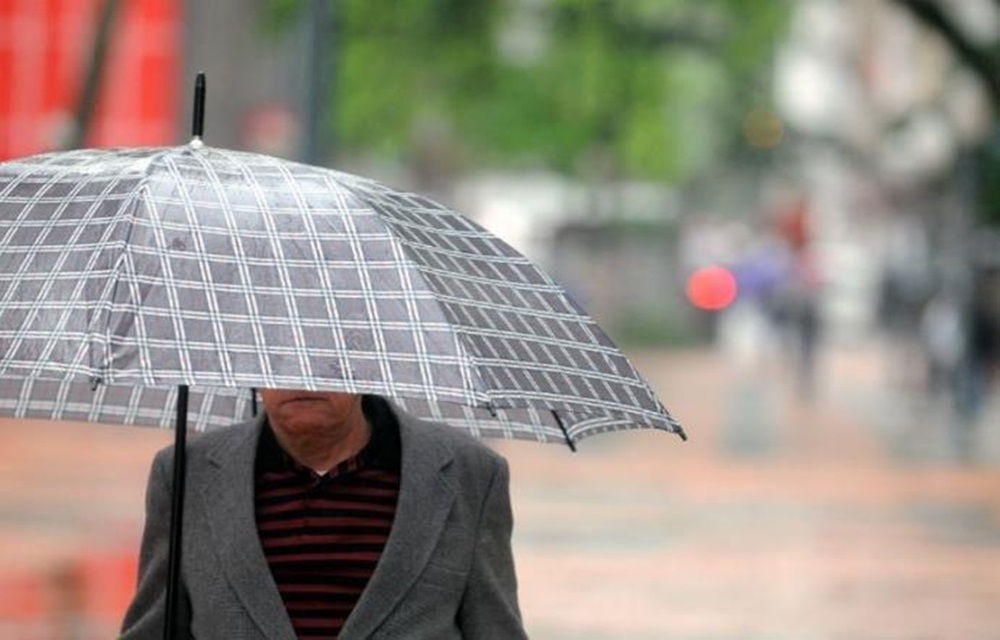 Ir para  <p>A sexta-feira ser&aacute; marcada por muitas nuvens e chuva com raios nas regi&otilde;es Oeste, Centro, Sul e Leste do Rio Grande do Sul. J&aacute; no Noroeste e no Norte, o sol aparece com nuvens neste in&iacute;cio de...