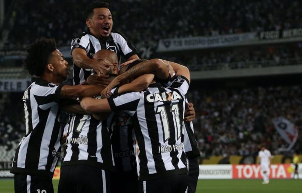 Ir para  <p>O Botafogo garantiu com folga a vaga nas quartas de final da Copa Libertadores, nesta quinta-feira. O time carioca venceu o Nacional do Uruguai por 2 a 0, no est&aacute;dio do Engenh&atilde;o, no Rio, e confirmou o confronto...