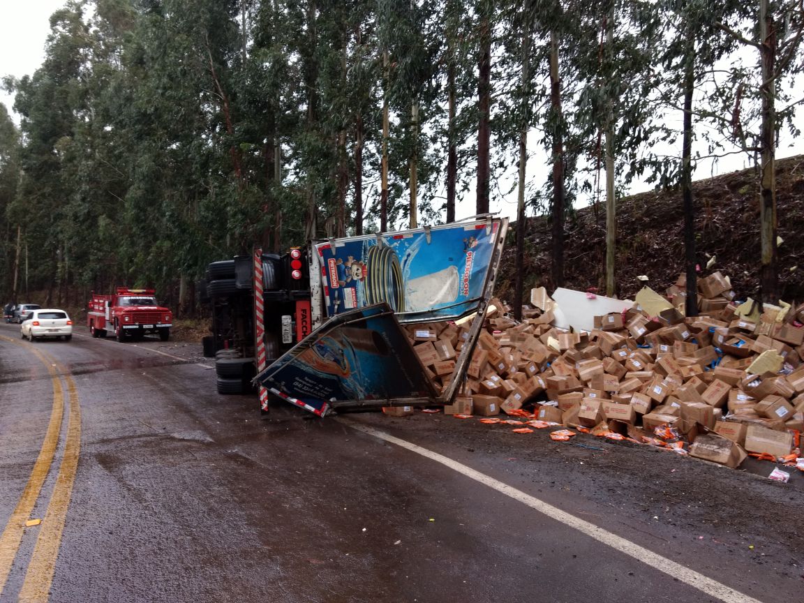 Ir para  <p><big>Um caminh&atilde;o de uma empresa de Tapejara carregado com balas, tombou na manh&atilde; deste domingo na RS 480, em S&atilde;o Valentim. Bombeiros Volunt&aacute;rios removeram o motorista para atendimento...