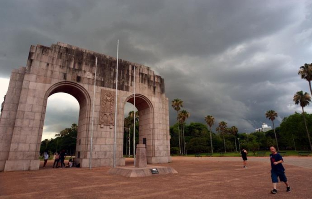 Ir para  <p>O Rio Grande do Sul voltar&aacute; a ter per&iacute;odos de nebulosidade nesta quarta-feira em algumas &aacute;reas. O c&eacute;u fica nublado a encoberto em boa parte do dia, mas o sol deve aparecer acompanhado de nuvens...