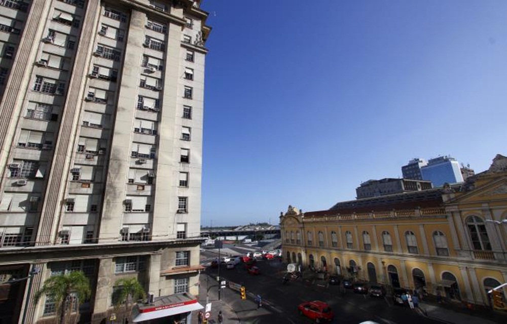 Ir para  <p>O c&eacute;u fica claro nesta quinta-feira no Rio Grande do Sul em algumas regi&otilde;es, onde o sol predomina ao longo do dia. Mas boa parte do Estado tamb&eacute;m deve ter &aacute;reas com nuvens. Mais uma vez se...