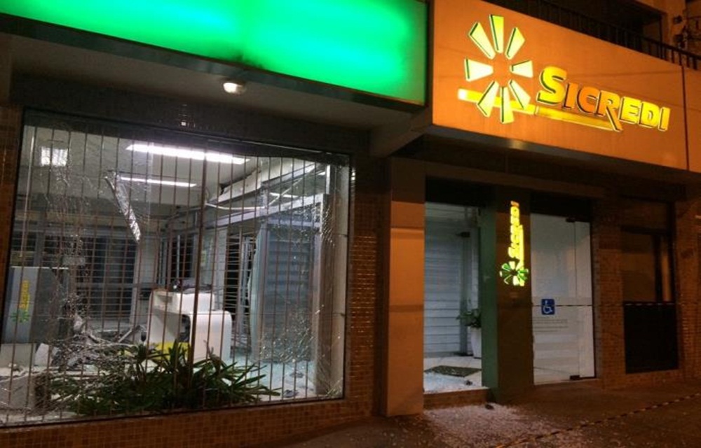 Ir para  <p>A ag&ecirc;ncia do Sicredi de Bom Retiro do Sul foi explodida na madrugada deste s&aacute;bado durante um assalto registrado na cidade do Vale do Taquari. O ataque ocorreu por volta das 1h30min.</p>

<p>Conforme a...