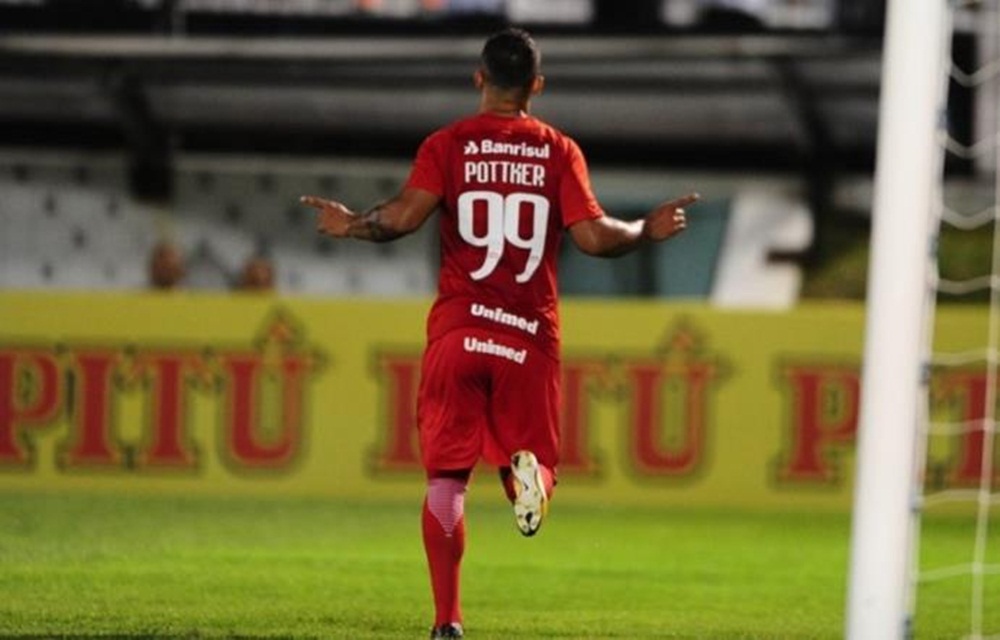 Ir para  <p>O Inter est&aacute; no encal&ccedil;o do Am&eacute;rica-MG. Na tarde deste s&aacute;bado, em Natal, o time colorado goleou o lanterna da S&eacute;rie B, o ABC, por 3 a 0 e chegou aos 39 pontos, um a menos que a equipe...
