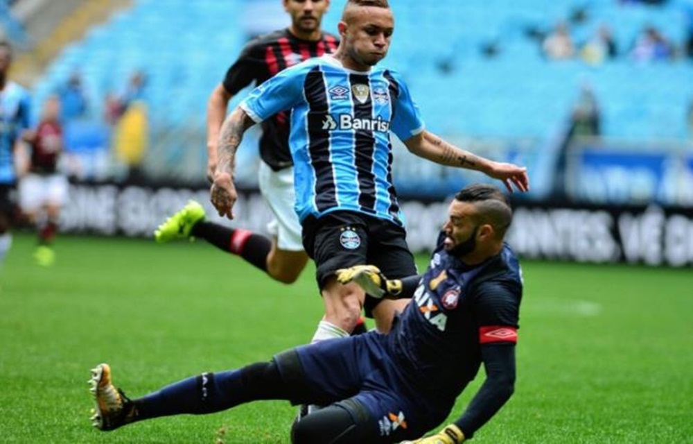 Ir para  <p>O Gr&ecirc;mio apenas empatou com o Atl&eacute;tico-PR na Arena neste domingo e diminuiu em apenas um ponto a dist&acirc;ncia para o Corinthians &ndash; que perdeu para o Vit&oacute;ria no s&aacute;bado - na...