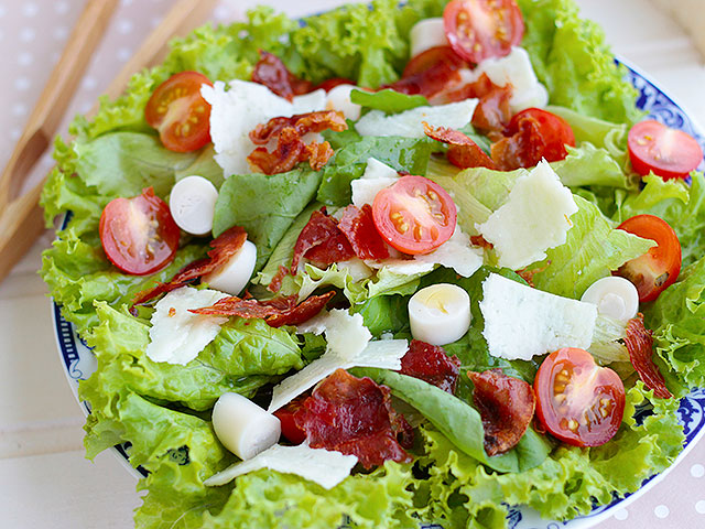 Ir para  <p><big><strong>Salada com presunto</strong></big></p>

<ul>
	<li><big>6 fatias finas de Presunto sem capa de gordura em tirinhas</big></li>
	<li><big>1 abobrinha...