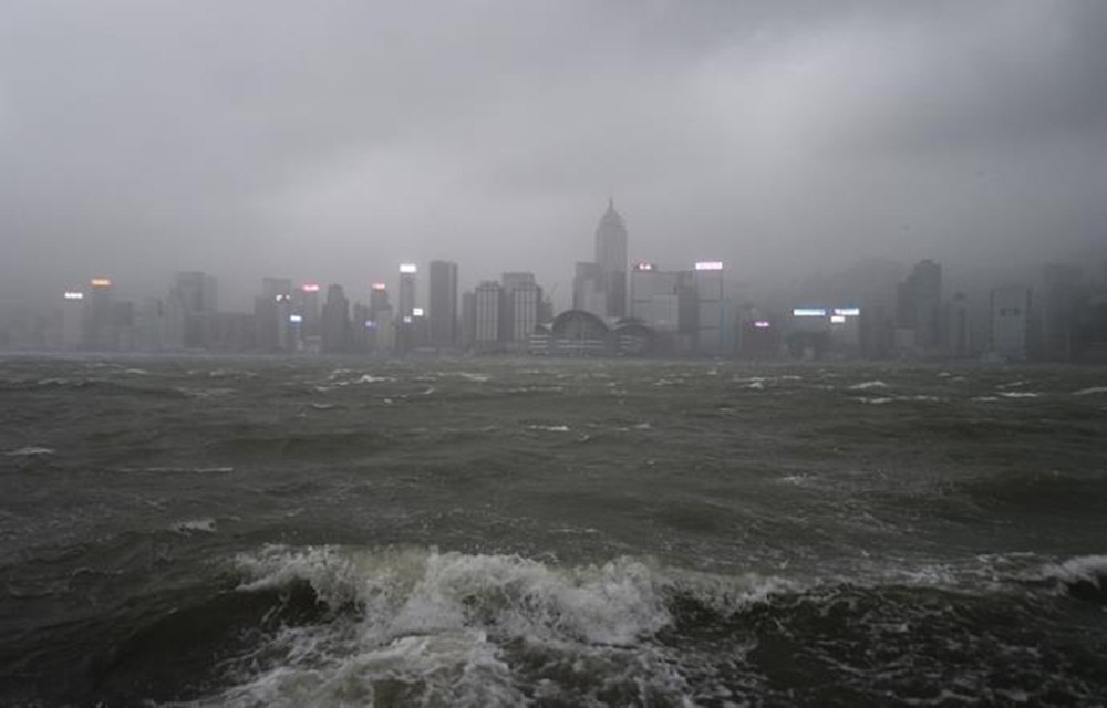Ir para  <p>A passagem do tuf&atilde;o Hato nesta quarta-feira por Macau, no sul da China, causou a morte de tr&ecirc;s pessoas e outras duas est&atilde;o desaparecidas, enquanto Hong Kong continua paralisada pelas fortes chuvas e...