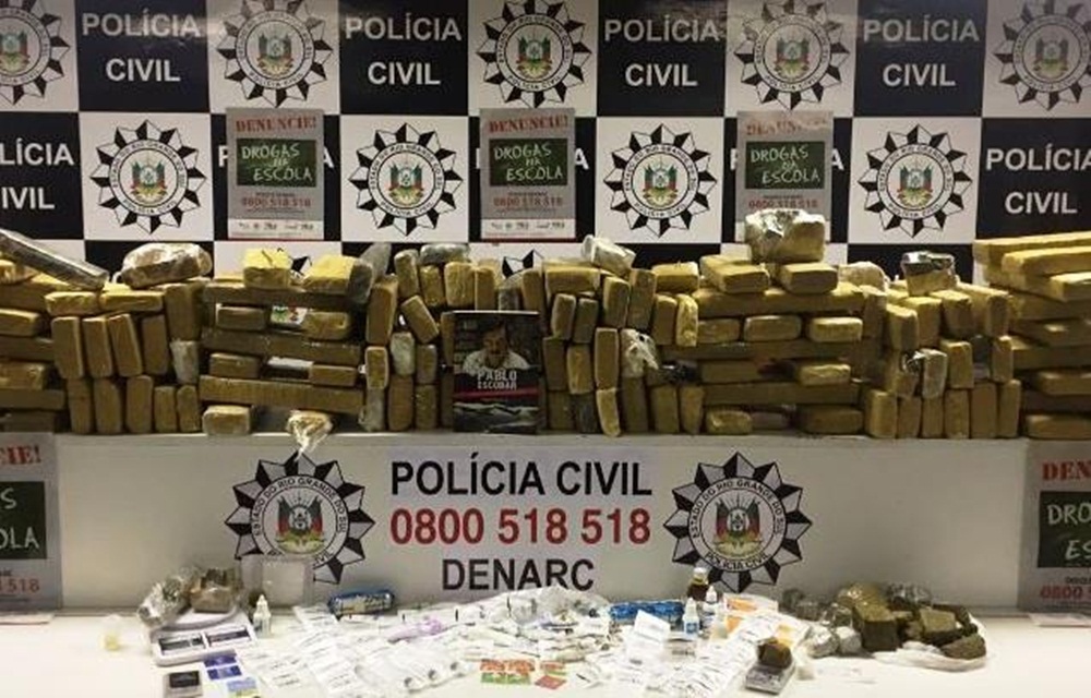 Ir para  <p>A Pol&iacute;cia Civil, por meio do Departamento Estadual de Combate ao Narcotr&aacute;fico (Denarc), descobriu e fechou um grande dep&oacute;sito de drogas em frente a uma escola no bairro Floresta, zona Norte de Porto...