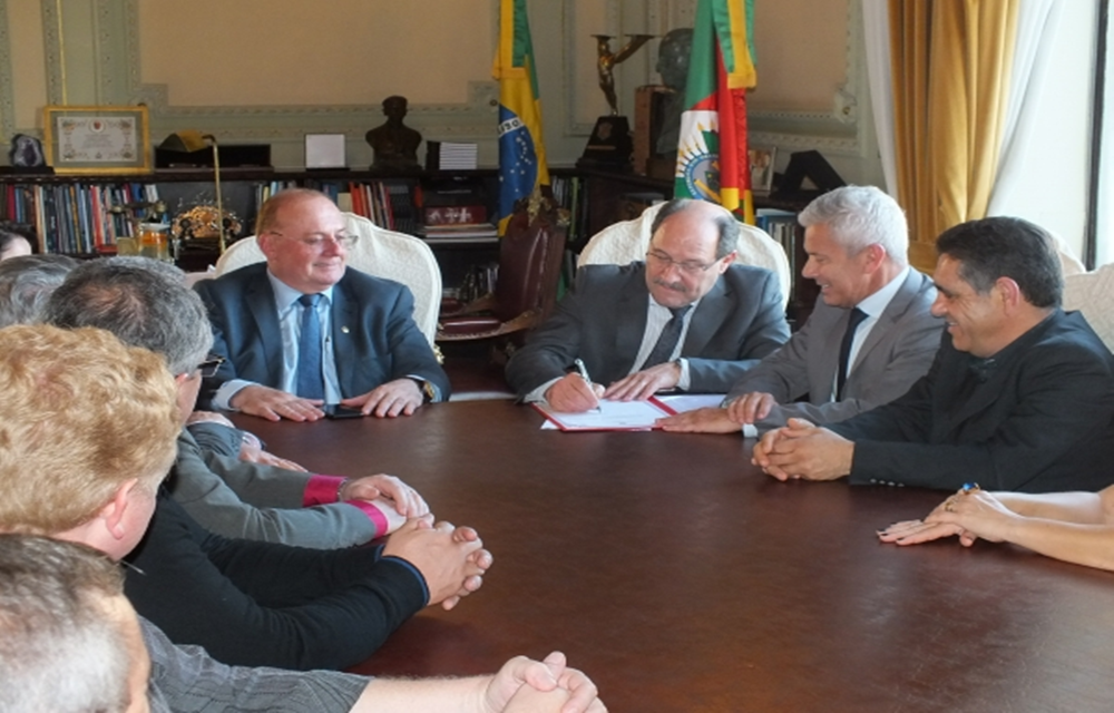 Ir para  <p>O governador&nbsp;do Estado, Jos&eacute; Ivo Sartori assinou ontem (24), no Pal&aacute;cio Piratini, a libera&ccedil;&atilde;o de recursos para aquisi&ccedil;&atilde;o do novo tom&oacute;grafo para a...
