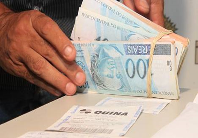 Ir para  <p>Nessa ter&ccedil;a-feira (29), dois homens e tr&ecirc;s mulheres, todos moradores de Passo Fundo, foram presos por associa&ccedil;&atilde;o criminosa em Conc&oacute;rdia, no Oeste de Santa Catarina. A quadrilha foi...