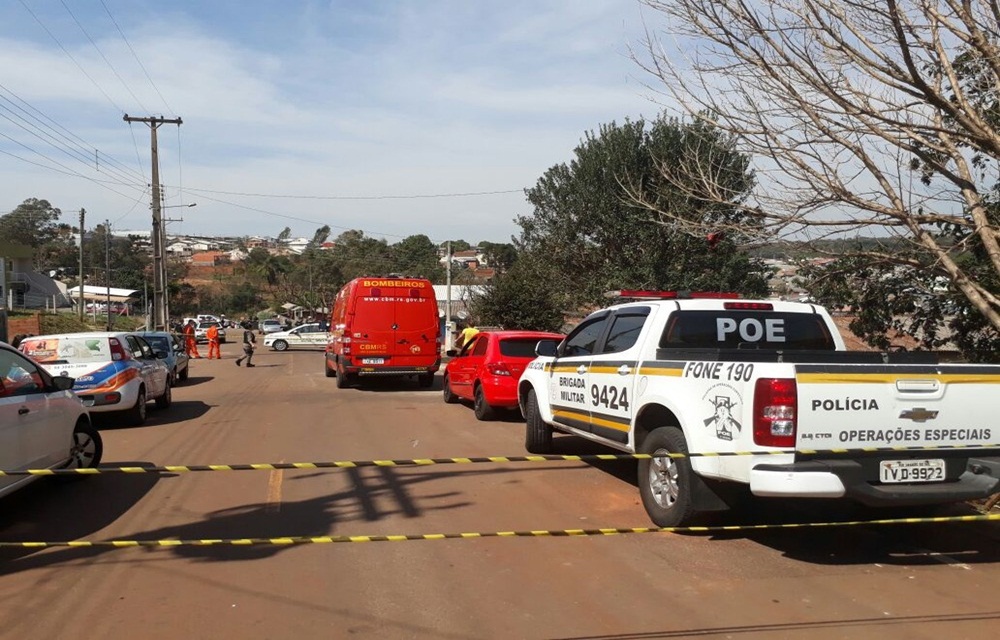 Ir para  <p>Morreu na tarde desta ter&ccedil;a-feira (29) o homem de 33 anos que, no mesmo dia, havia mantido uma mulher ref&eacute;m por tr&ecirc;s horas e baleado ela em Passo Fundo, no Norte do Rio Grande do Sul, segundo informou o...