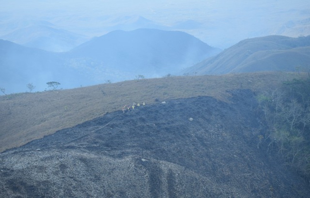 Ir para  <p>O inc&ecirc;ndio florestal que atinge a &Aacute;rea de Prote&ccedil;&atilde;o Ambiental (APA) em Chapada dos Guimar&atilde;es, a 65 km de Cuiab&aacute;, j&aacute; destruiu quase 6 mil hectares na...