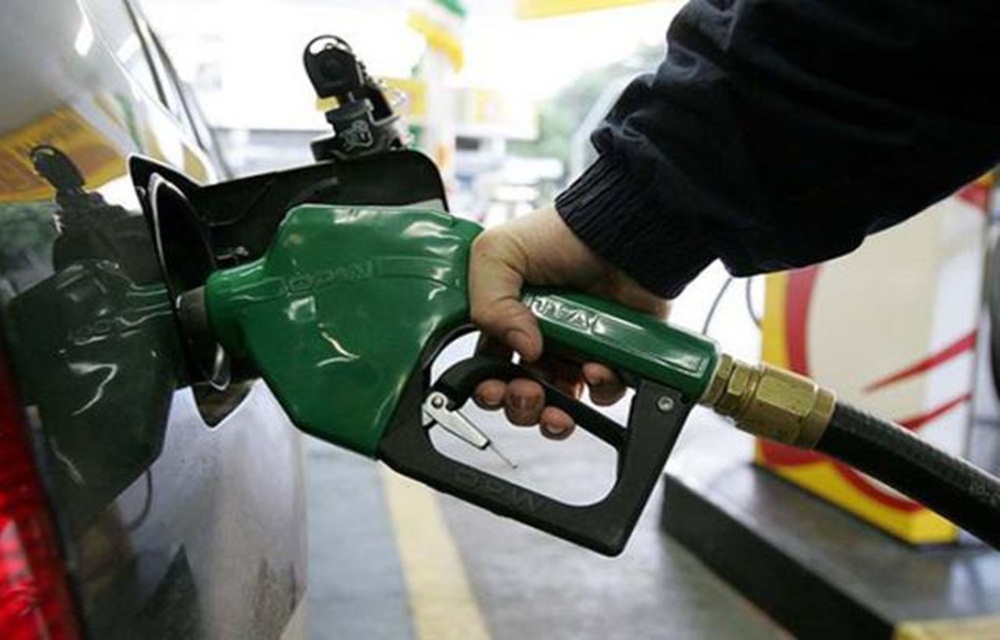 Ir para  <p>A Petrobras vai aumentar o pre&ccedil;o da gasolina em 4,2% nas refinarias de todo o pa&iacute;s a partir de amanh&atilde;, no maior reajuste desde a implanta&ccedil;&atilde;o da nova pol&iacute;tica de...