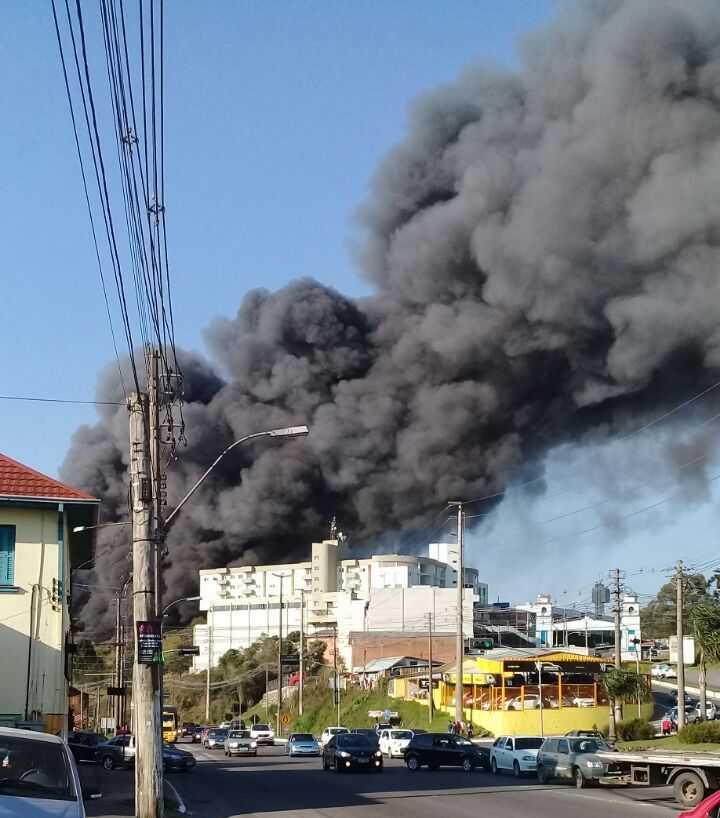 Ir para  <p><big>Um inc&ecirc;ndio de grandes propor&ccedil;&otilde;es atingiu, na tarde deste domingo, uma das unidades industriais da Marcopolo, no bairro Ana Rech, em Caxias do Sul, na serra Ga&uacute;cha. Segundo os...