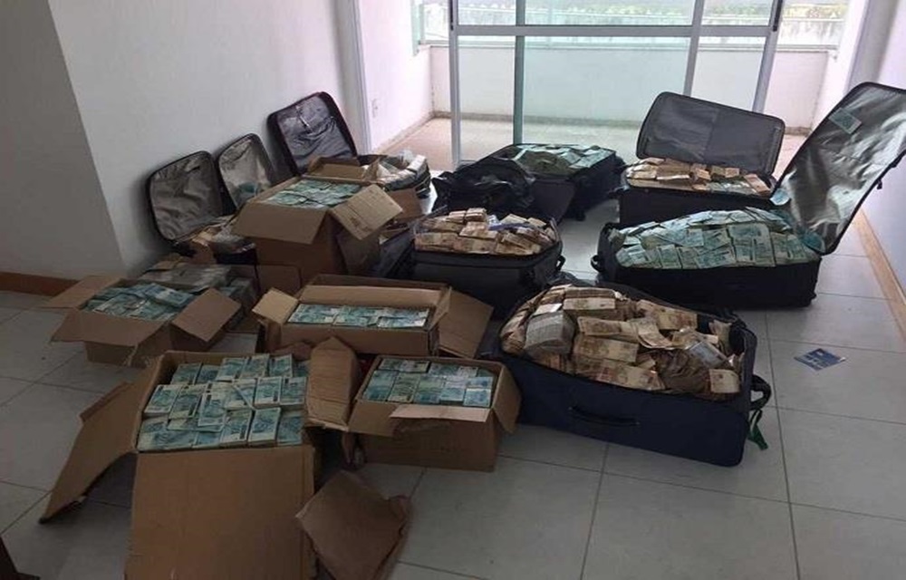 Ir para  <p>A Pol&iacute;cia Federal (PF) encontrou, nesta ter&ccedil;a-feira, dinheiro em um aparatmento em Salvador, na Bahia, supostamente ligado a Geddel Vieira Lima, ex-ministro de Michel Temer. A opera&ccedil;&atilde;o, nomeada...