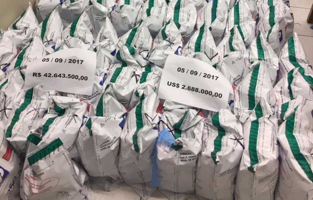 Ir para  <p>A Pol&iacute;cia Federal terminou de contar o dinheiro apreendido no<a href="http://www.correiodopovo.com.br/Noticias/Politica/2017/09/627804/PF-ja-contou-R-22,5-milhoes-achados-em-imovel-supostamente-usado-por-Geddel-"...