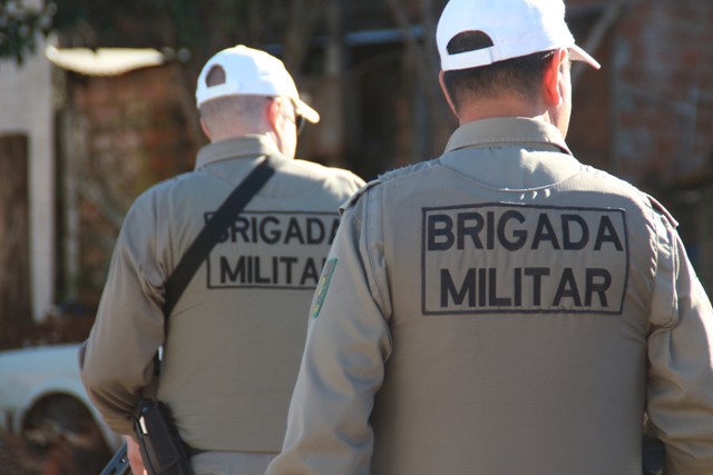 Ir para  <p><big>Por volta das 09h da manh&atilde; de ontem (5) a Brigada Militar recebeu uma den&uacute;ncia informando sobre dois indiv&iacute;duos que estariam carregando dois barris de chope. Pr&oacute;ximo a rotula do...