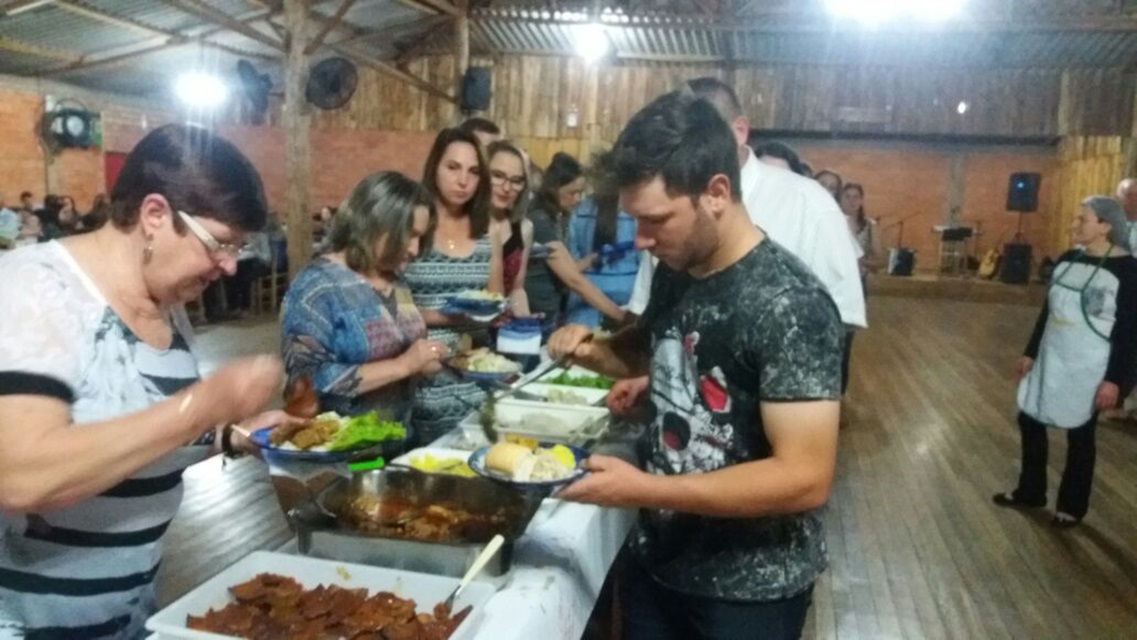 Ir para  <p>Quem foi ao CTG Fogo de Ch&atilde;o na noite deste s&aacute;bado (09/09) na expectativa de um saboroso jantar e m&uacute;sica de qualidade para &ldquo;arrastar o p&eacute;&rdquo;, certamente ficou muito...