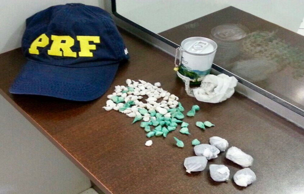Ir para  <p>A PRF prendeu o motorista de um autom&oacute;vel por tr&aacute;fico de drogas durante a fiscaliza&ccedil;&atilde;o na sa&iacute;da do Acampamento Farroupilha na noite desta ter&ccedil;a-feira (12), na BR 153 em...