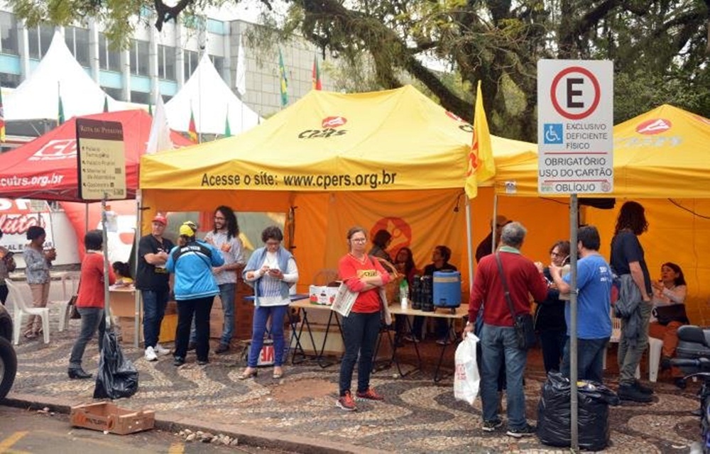 Ir para  <p>Um grupo de professores estaduais decidiu acampar na Pra&ccedil;a da Matriz, em frente ao Pal&aacute;cio Piratini, em Porto Alegre, como parte do calend&aacute;rio da mobiliza&ccedil;&atilde;o. Eles devem permanecer...