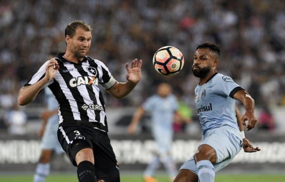 Ir para  <p>O&nbsp;Gr&ecirc;mio teve mais presen&ccedil;a ofensiva, chegou a assustar o Botafogo, mas ficou no 0 a 0, nesta quarta-feira no Engenh&atilde;o.&nbsp;O&nbsp;resultado vai permitir ao Tricolor decidir na Arena com...