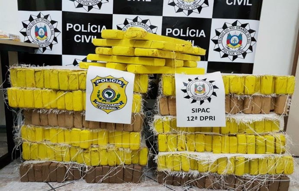 Ir para  <p>A Pol&iacute;cia Rodovi&aacute;ria Federal e a Pol&iacute;cia Civil apreenderam 237 kg de maconha, na BR 158, em Santana do Livramento, na noite de quinta-feira. Durante a fiscaliza&ccedil;&atilde;o, policiais...
