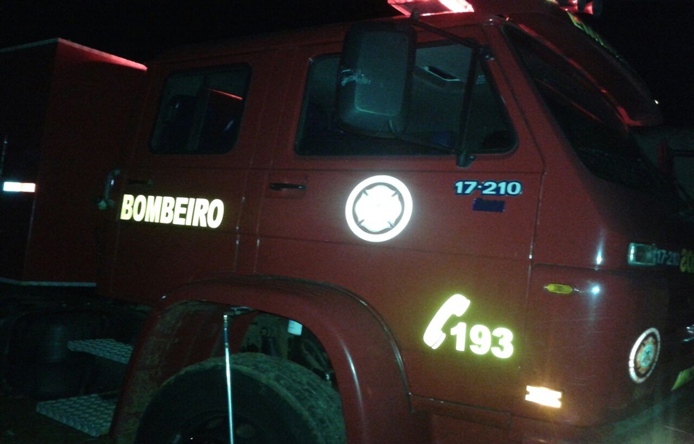 Ir para  <p>Um problema na instala&ccedil;&atilde;o el&eacute;trica &eacute; a inicialmente a causa apontada para um inc&ecirc;ndio que destruiu um armaz&eacute;m e um est&aacute;bulo, na propriedade do agricultor Celso...