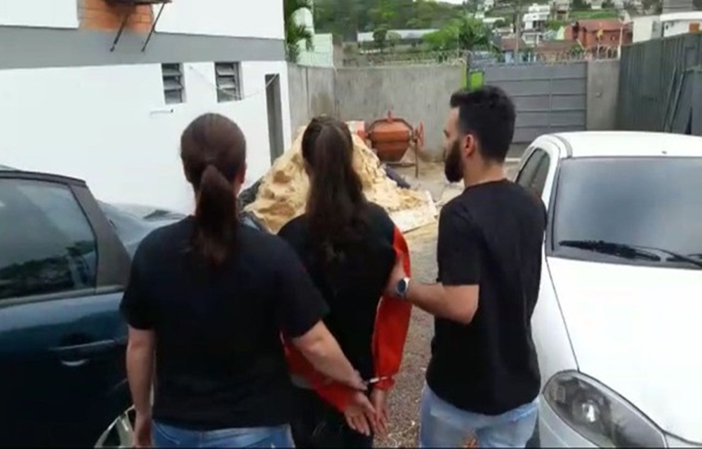 Ir para  <p>Uma mulher de 34 anos suspeita de matar e enterrar o pai, de 64, no quintal de casa em S&atilde;o Jo&atilde;o Batista, no norte de Santa Catarina, foi presa na segunda-feira (18) em Sapiranga, no Vale do Sinos (RS).&nbsp;De...